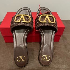 VALENTINO GARAVANI WOMAN'S BROWN WAVE RAFIA SLIDE SANDALS WITH VLOGO DETAIL